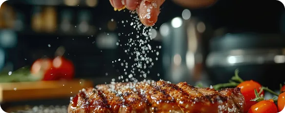 Menaburkan garam saat memasak